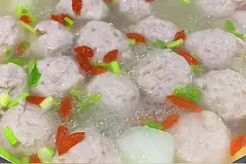 你们平时在家做的肉丸子是不是容易散开，而且还不Q弹！看完这个视频你们遇到的问题就会全部解决了！#肉丸子视频封面