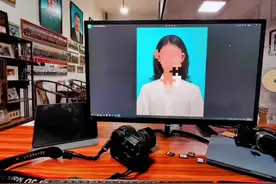 关于高考报名照片要求，富达摄影提示：因为准考证是打印黑白视频封面