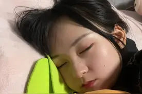 这美甲不好看吗？我看你也挺喜欢的🙄！#闺蜜 #日常vlog