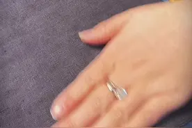 其实人间最美的味道就是：柴米油盐，人间烟火，有人做饭，有人等候，老屋还在，父母健在。！#古朴绣娘 #纯手工刺绣 #匠人精神 #缝缝补补 #古朴原创 #古朴手机壳 #手艺人的日常 @抖音短视频 @DOU+小助手视频封面