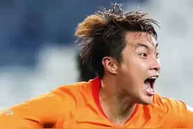 #中超 #武汉卓尔 2-1逆转#天津泰达 主帅场边不敢看点球 你这是啥心理素质嘛（狗头）#dou来中超视频封面