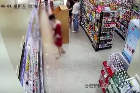 女子超市内偷盗商品，竟将它们猛塞进内裤，视频封面