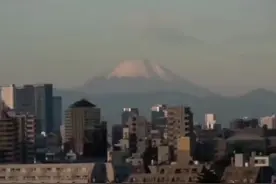 6月19日据日媒报道，日本警方为富士山可能喷发做全面准备，专家：若喷发2小时后东京将陷入一片黑暗。视频封面