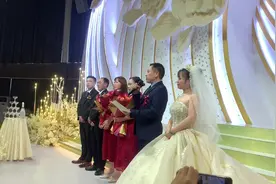 婚礼现场来了几位国外宾客，新郎父亲用地道的英语致辞#婚礼现场视频封面