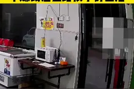 爸爸说了去接孩子结果因太忙食言了，爸爸自责又无奈，坦言：“如果不赚钱怎么给孩子好的生活。”#爸爸因太忙对孩子食言#孩子委屈质问爸爸为什么没来接自己#爸爸女儿 （来源：@接庄镇聚丰源酒家接庄广饶驴肉馆 ）