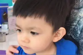来看看威廉打预防针被扎哭是什么样子的～#人类幼崽成长记 #威廉马甲小王子 #萌娃 #宝宝打疫苗记 #宝宝打疫苗又心疼又好笑视频封面