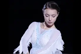 又一次被千金美哭！谢尔巴科娃化身冰上白天鹅，演绎《Ave Maria》~“冰上冠军”克拉斯诺亚尔斯克场 #千金谢尔巴科娃 #谢尔巴科娃化身白天鹅 #花滑女神 视频封面