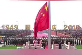 阅兵式升旗手原来是他，曾因“一个弯腰”帅到无数人！你还记得吗？为他点赞吧！#国庆一起看阅兵 #国旗护卫队视频封面