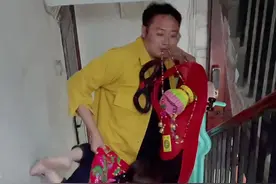 以前那个桀骜不驯的少年，如今被闺女治的服服帖帖，闺女让他往东他绝不往西，这待遇真让我羡慕不已啊😭#爸爸带娃视频封面