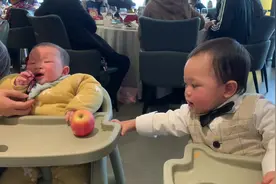 生日宴会上豪仔的小乐趣#人类幼崽成长记 #家庭趣事 #萌娃日常视频封面
