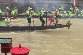 老广划龙舟好佛系，看他们站在船头跳得欢，岸上吃瓜群众都笑得合不拢嘴@抖音短视频 #热门 #龙舟 #非遗记忆视频封面