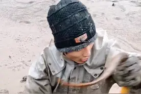 一个老洞里面居然住着两条大黄鳝，像这样的黄鳝洞不多，你们见过一个洞里几条鳝鱼？？？#户外视频封面