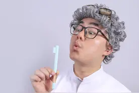 自制皮筋发射器，简单易学很给力！#搞笑 #创意 #手工 #抖音小助手视频封面