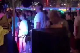 大爷公园蹦迪成全场焦点，气势秒杀众人！别说了，摇起来😂视频封面