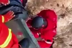 女子游玻璃栈道未发现玻璃破碎掉落悬崖，所幸被树枝挂住最终获救视频封面