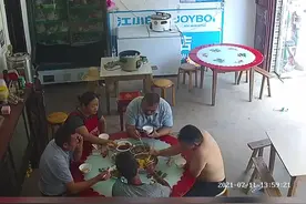淡定大爷把三轮车开进别人家门。碰到几个淡定的干饭人。视频封面