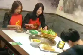 买单抓阄新玩法AAB，抓到B的白吃，大家猜猜谁不用买单？#热门 #餐饮搞笑 #快乐 #重庆火锅@DOU+小助手 @抖音短视频 视频封面