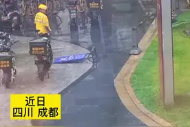 近日，成都一外卖小哥疑似因为低血糖，在雨中多次摔倒后，起身继续骑行...视频封面