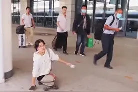 无腿少女王娟圆梦大学：世界以痛吻我，我仍抱之以歌！#励志#正能量#感动视频封面