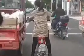 素质呢？女子趁三轮车等红灯时，顺手偷走一包纸！三轮司机已报警#山西dou知道   视频封面