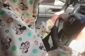 女子与教练一同练车时，收款提示响个不停，教练：不敢说话，怕她把驾校买下来视频封面