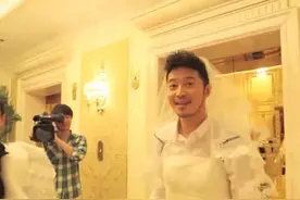 #沙溢 胡可婚礼，闫妮当任婚礼主持满眼爱慕的眼神瞬间心疼她，曾为前夫放弃一切，却被无情抛弃，祝福她早日找到真爱
