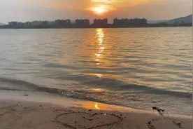 一个人无助的路走多了 后来谁来都不指望能陪我太久视频封面