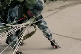 空降新兵第一次高空跳伞，落地时有的稳稳站住，而有的，直接挂在了树上……视频封面