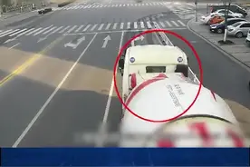 #防御性驾驶 #安全驾驶 大型车辆在转弯时都存在内轮差，路口通行记得保持更远的安全距离视频封面