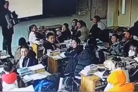 7日，泰安某课堂上一学生突然噎住窒息，音乐老师用海姆立克专业急救法挽回性命。#音乐老师用海姆立克急救法救回学生视频封面
