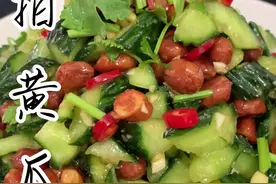 很多人做拍黄瓜喜欢一开始就放盐、难道不好吃！今天就把做法分享给大家！#凉拌黄瓜 #美食vlog #跟抖音学做菜 #夏天的味道