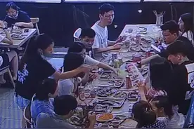 女子吃鲍鱼不慎卡到喉咙，男同事仅用30秒帮其脱险！视频封面