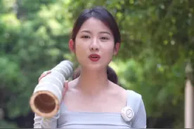 用新鲜的竹子放在火上烤，就会流出甘甜的汁液，炖上一只母鸡，味道绝了…#乡村守护人 #农村美食 #鲜竹沥