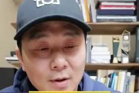 墙裂建议用35mm镜头街拍，用长焦拍会少很多乐趣。#严师傅学摄影