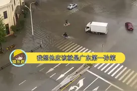 我想没有男生能拒绝在这个泡沫板冲浪吧视频封面