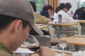 酿酒专业学生上品酒课，一节课喝掉二三十箱酒...视频封面