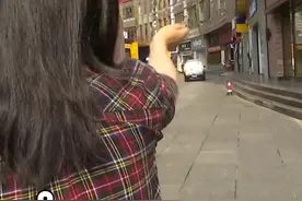 不明液体从天而降，淋了她一身！而“凶手”……#蹊跷事件视频封面
