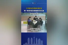 室友脱单请吃饭男生奔溃大哭 寝室里唯一单身的男生边吃边看着他们秀恩爱，突然就奔溃大哭起来……网友：你不是一个人！视频封面
