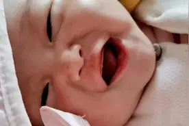 睡醒就开始跟我说话，你怎么那么可爱，还对我笑#治愈系笑容视频封面