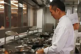 一气呵成！ “北京厨房”烹饪大师古志辉制作干炒牛河。视频封面