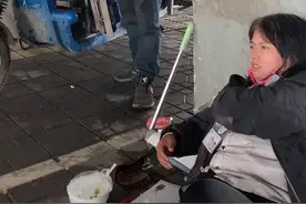 一个星期前拍的这个离婚的流浪女，这几天被一个老头带到出租房，昨天又把她送到桥下，现在无家可归，希望她早日找到家视频封面