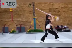 刀枪剑戟、斧钺钩叉，高校女教师展示26款冷兵器。