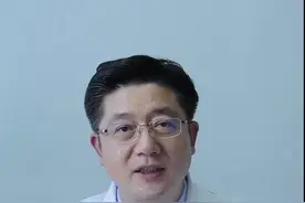 眼前感觉有蚊子一样飞来飞去是怎么回事？该怎么办？#眼科医生 #健康 #科普 #飞蚊症 视频封面