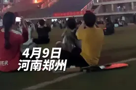 河南郑州，一学院校内燃放烟花，校方回应：个人行为，正在调查。#燃放烟花 #校园视频封面