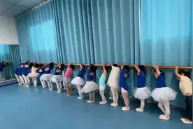 小可爱第一天正式上舞蹈课就尿裤子啦 问她为什么 答曰视频封面