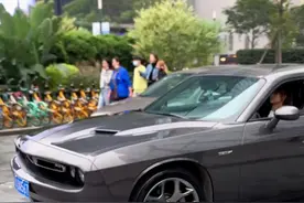 太古里偶遇25岁小姐姐开猛男肌肉跑车道奇挑战者，简直是太飒了回头率超高#帅 #赞 #成都豪车视频封面