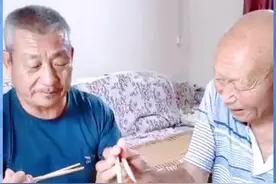 70岁儿子过生日 95岁父亲给儿子 夹肉，摸小脸蛋。 一定很幸福吧！#感动瞬间 #孝敬老人是天德 视频封面
