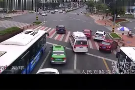 当救护车经过拥堵路段，这幕看哭了......视频封面