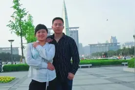 永远不会忘记当初住在阴暗潮湿黯淡无光的地下室依然相互鼓励彼…视频封面