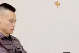 男女主人一直盯着狗看，狗狗会有什么反应😂#抖音动物图鉴 #萌宠出道计划